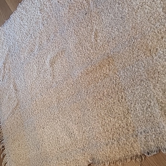 Free With Purchase Large 27x73 Ellen Tracy Scarf Wrap - Picture 6 of 6